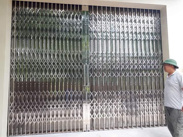 lắp đặt cửa xếp inox 0988988535